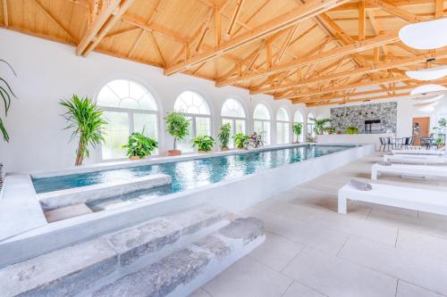 Peldbaseins, Secret d'Uzès - Le Duché - Piscine chauffée et Jacuzzi (Secret d'Uzes - Le Duche - Piscine chauffee et Jacuzzi) in Aubussargues