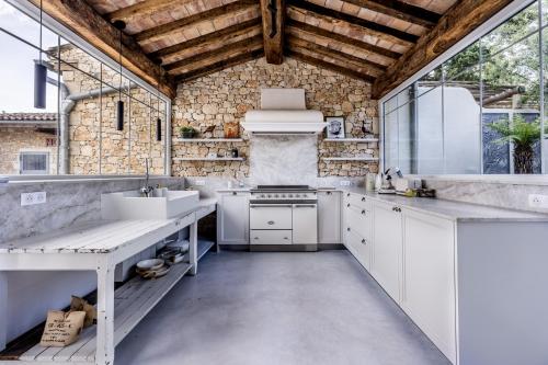 virtuve, Secret d'Uzès - Le Duché - Piscine chauffée et Jacuzzi (Secret d'Uzes - Le Duche - Piscine chauffee et Jacuzzi) in Aubussargues