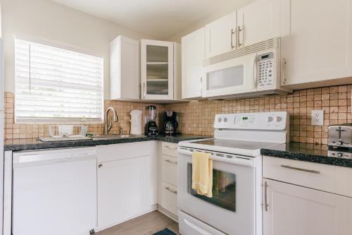 Secluded Beach Adventure Cabana - Newly Renovated! in Pompano Beach, USA