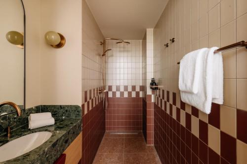 room detail thumbnail 2