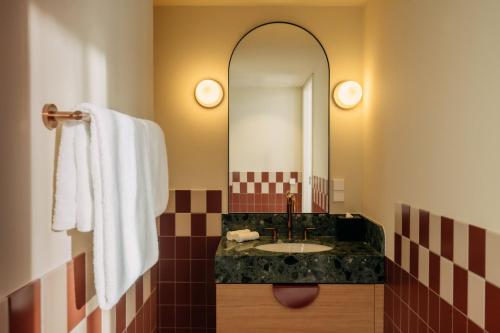 room detail thumbnail 2
