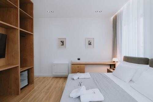King Room with Balcony image 4