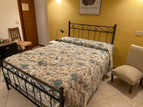 Small Double Room image 2