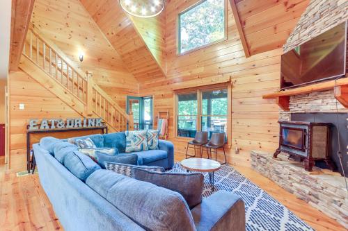 Ellijay Escape with Spacious Deck and Private Hot Tub! in Ellijay, USA