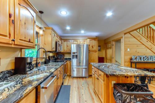 Ellijay Escape with Spacious Deck and Private Hot Tub! in Ellijay, USA