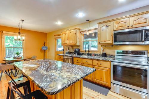 Ellijay Escape with Spacious Deck and Private Hot Tub! in Ellijay, USA