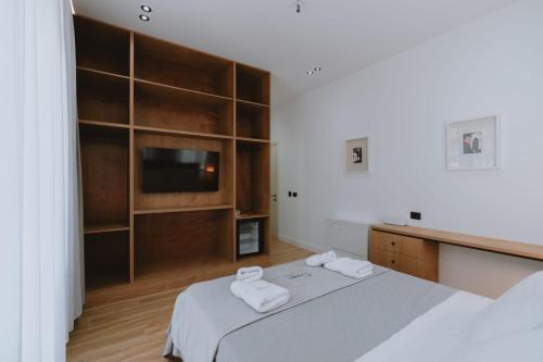 King Room with Balcony image 2