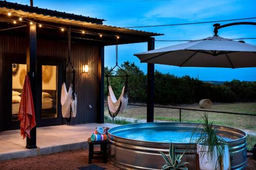 Container Haus, Hot Tub, Cowboy pool, Pet Friendly! in Fredericksburg, USA