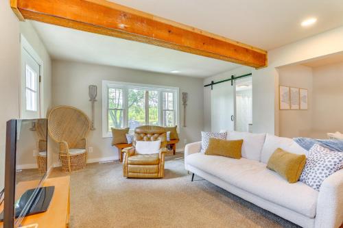 Spacious Getaway with Boat Dock in East Troy! in Mukwonago, USA