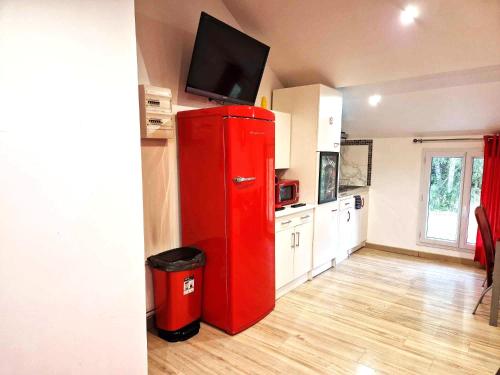 11 - Très joli 2 pièces neuf avec vue sur jardin et parking privatif gratuit (11 - Tres joli 2 pieces climatise tout equipe pour 1 a 5 personnes, avec 3 lits, vue sur parc arbore) in Razac Sur L'Isle