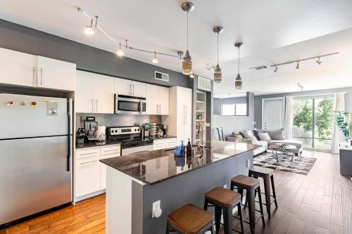 2 Br Oak Lawn Condo Wfh Setups Gated Parking in Oak Lawn