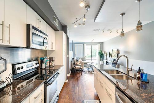 2 Br Oak Lawn Condo Wfh Setups Gated Parking in Oak Lawn