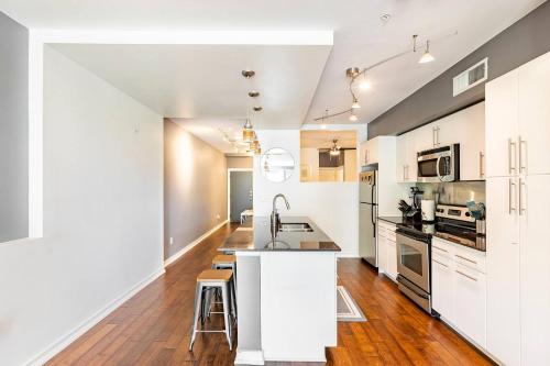 2 Br Oak Lawn Condo Wfh Setups Gated Parking in Oak Lawn