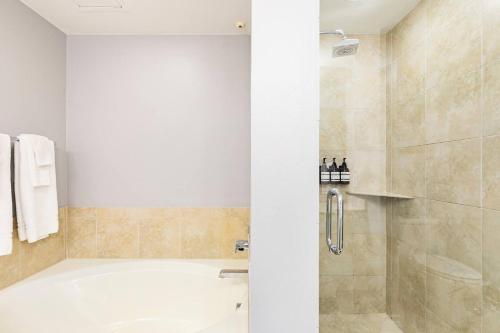 2 Br Oak Lawn Condo Wfh Setups Gated Parking in Oak Lawn