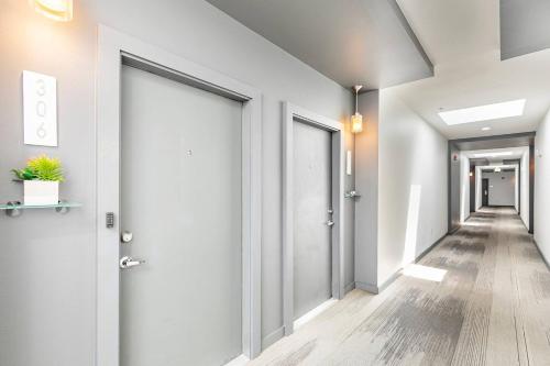 2 Br Oak Lawn Condo Wfh Setups Gated Parking in Oak Lawn