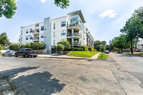 2 Br Oak Lawn Condo Wfh Setups Gated Parking in Oak Lawn