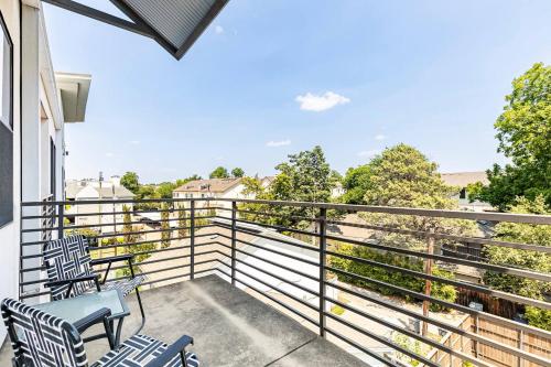 2 Br Oak Lawn Condo Wfh Setups Gated Parking in Oak Lawn