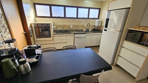 Kitchen, Belo Apto - Praia Asturias - AC e Garagem near Churrascaria Yedo