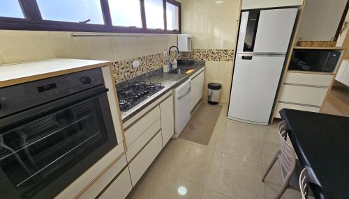 Kitchen, Belo Apto - Praia Asturias - AC e Garagem near Churrascaria Yedo