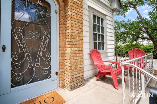 Charming Vintage House in Zilker with Hot Tub and Parking in Austin, USA