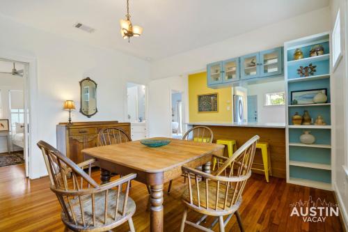 Charming Vintage House in Zilker with Hot Tub and Parking in Austin, USA