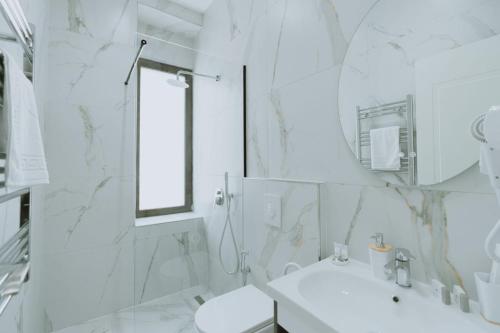 Double Room image 3