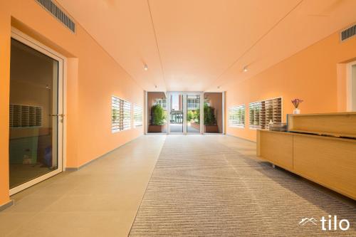 Deluxe One-Bedroom Apartment image 2