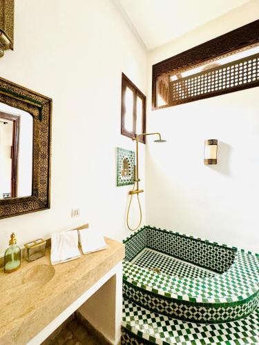 room detail thumbnail 2