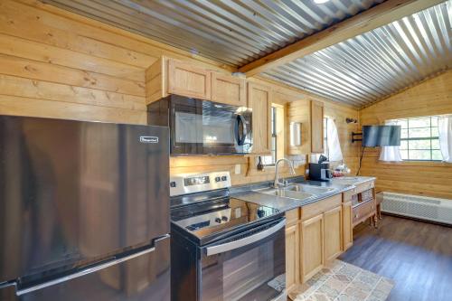 Family-Friendly Hill Country Cabin Rental with Deck! in Fredericksburg, USA