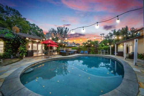 Stunning Beverly Hills Retreat 12-Bed Oasis with Heated Pool, Hot Tub in Los Angeles, USA