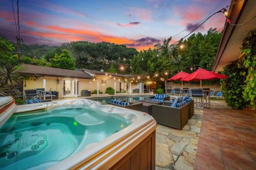 Stunning Beverly Hills Retreat 12-Bed Oasis with Heated Pool, Hot Tub in Los Angeles, USA