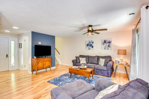Lake Keowee Townhome with Marina and Pool Access! in Salem, USA