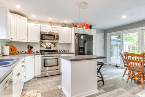 Near Trails + Wineries: Victor Getaway w/ Fire Pit in Fishers (NY)