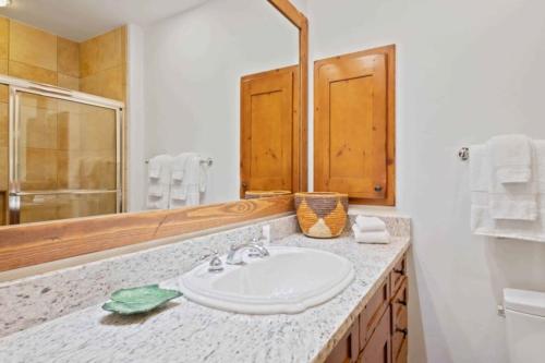 Buckhorn Townhome 31 by East West Hospitality in Beaver Creek, USA