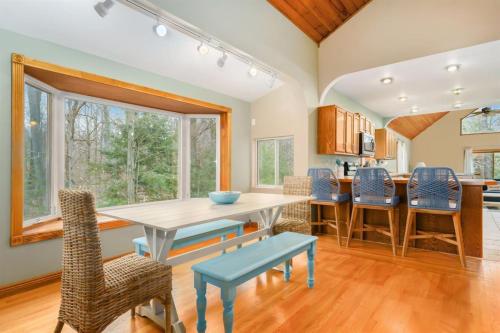 Peaceful Forested 5 Bdrm Near Lake sleeps up to 16