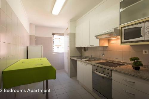 ห้องครัว, Cardoso Pires 2 Bedrooms Apt. in ลูมิยาร์