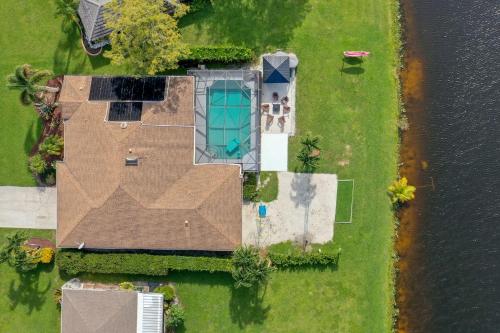 Lakefront Escape with Pool in Wellington, USA