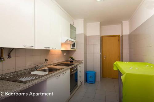 ห้องครัว, Cardoso Pires 2 Bedrooms Apt. in ลูมิยาร์