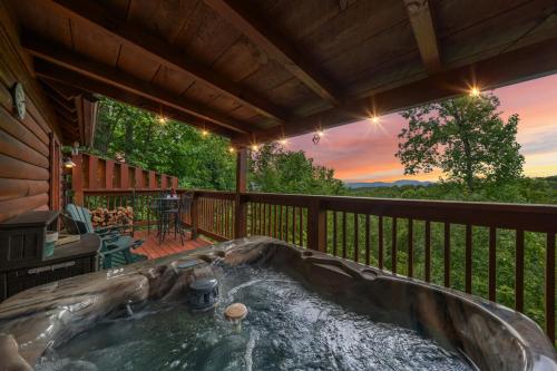 Almost Eden Cabin - Hot Tub WiFi & Mountain Views in Pigeon Forge, USA