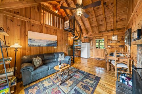 Almost Eden Cabin - Hot Tub WiFi & Mountain Views in Pigeon Forge, USA