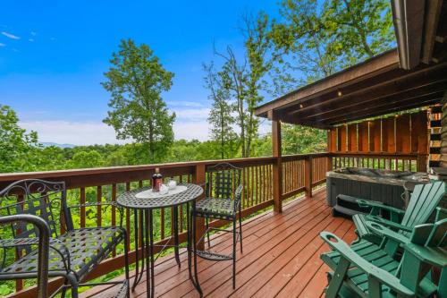 Almost Eden Cabin - Hot Tub WiFi & Mountain Views in Pigeon Forge, USA