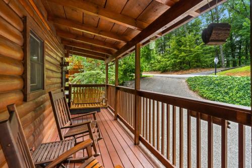 Almost Eden Cabin - Hot Tub WiFi & Mountain Views in Pigeon Forge, USA