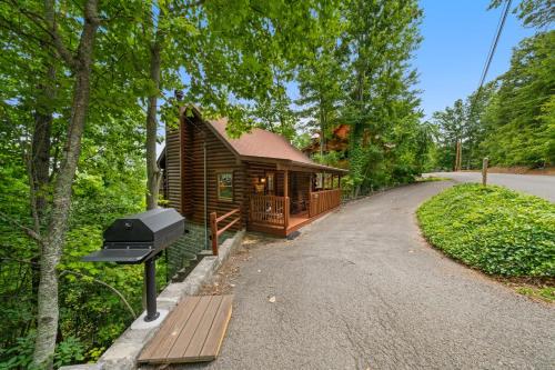 Almost Eden Cabin - Hot Tub WiFi & Mountain Views in Pigeon Forge, USA