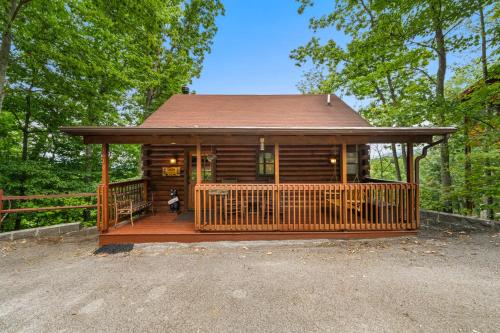Almost Eden Cabin - Hot Tub WiFi & Mountain Views in Pigeon Forge, USA