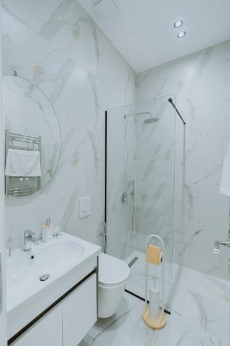 Double Room with Balcony image 7