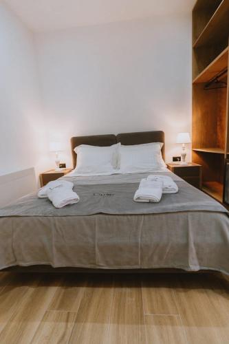 Double Room with Balcony image 6