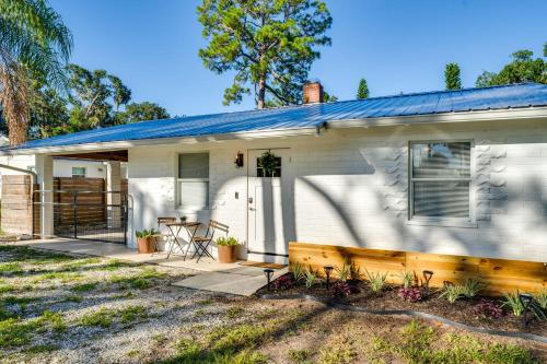 New Smyrna Beach Home 2 Mi to Dtwn in New Smyrna Beach, USA