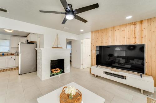 New Smyrna Beach Home 2 Mi to Dtwn in New Smyrna Beach, USA