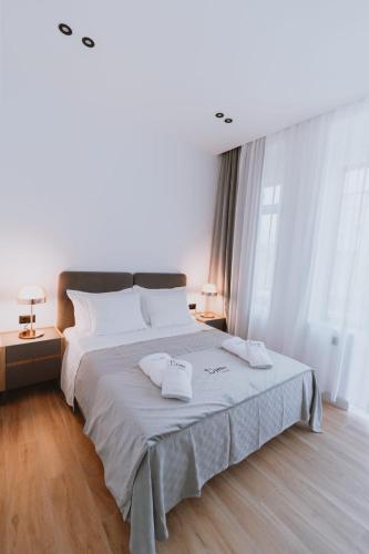 Queen Room with Balcony image 3