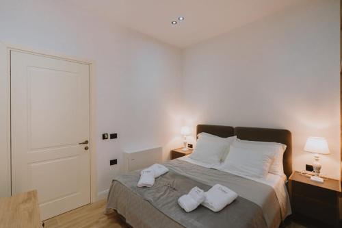 Double Room with Balcony image 4